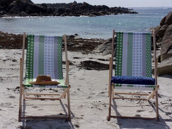 Beach nearby, sun loungers - FISHERMAN'S COTTAGE A STONE'S THROW FROM THE BEACH (plouescat)