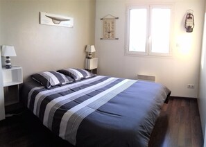 2 slaapkamers, een strijkplank/strijkijzer, reisbedje, gratis wifi