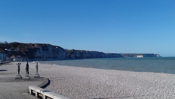 A pebble beach with a promenade, cliffs, and a clear sky. - Sea view, terrace. Sleeps 4. (Fécamp)