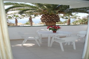 Outdoor dining - Belvilla by OYO Studio El Sombrero (Santa Cruz de Tenerife)