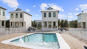 Pool - ADORABLE 2 BEDROOM BEACH COTTAGE DIRECTLY ACROSS FROM BEACH! (Orange Beach)