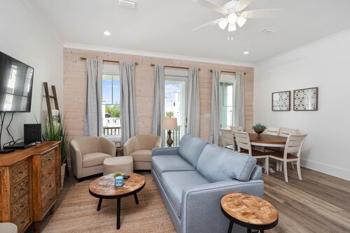 ADORABLE 2 BEDROOM BEACH COTTAGE DIRECTLY ACROSS FROM BEACH!