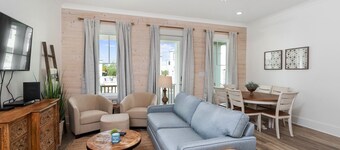 ADORABLE 2 BEDROOM BEACH COTTAGE DIRECTLY ACROSS FROM BEACH!