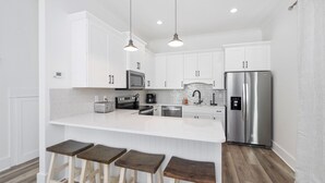Private kitchen - ADORABLE 2 BEDROOM BEACH COTTAGE DIRECTLY ACROSS FROM BEACH! (Orange Beach)