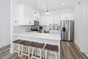 冷蔵庫、電子レンジ、オーブン、コンロ