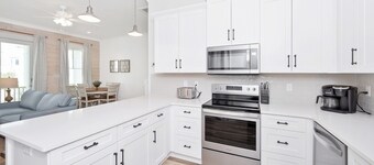 ADORABLE 2 BEDROOM BEACH COTTAGE DIRECTLY ACROSS FROM BEACH!