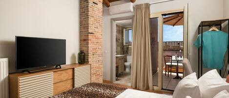 3 bedrooms, desk, soundproofing, iron/ironing board