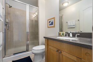 Ensemble douche/baignoire, sèche-cheveux, serviettes fournies, savon