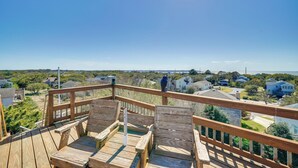Eine Holzterrasse mit Blick auf ein Wohngebiet.