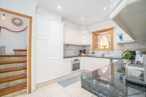 Een koelkast, een microgolfoven, een oven, een vaatwasser