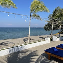 Trên bãi biển, quán bar trên bãi biển