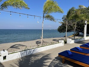 Sulla spiaggia, un bar sulla spiaggia