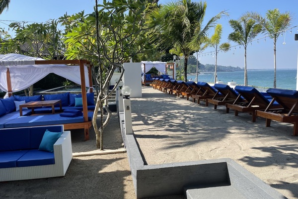 Beach nearby, beach bar