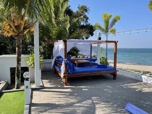 On the beach, beach bar - Beach Club Lombok by Bale Solah (Senggigi)