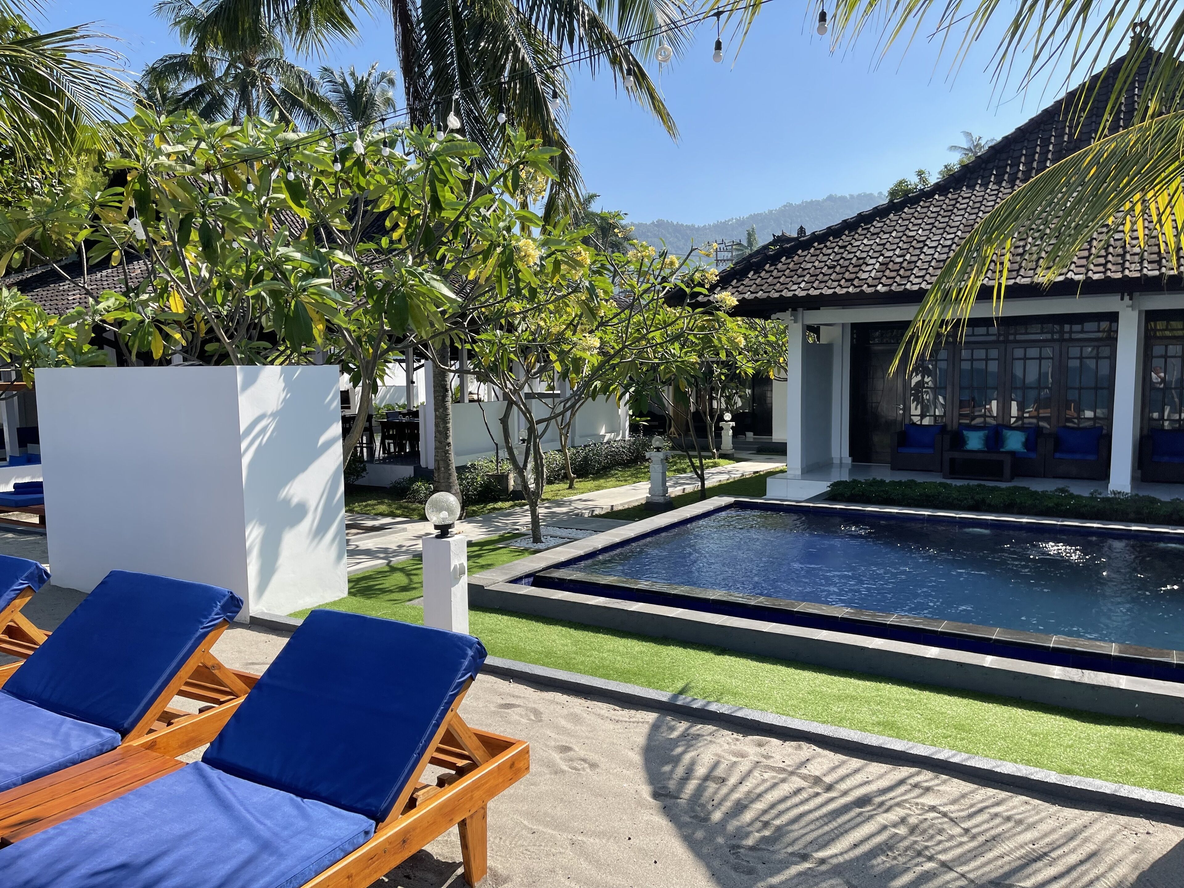 Una piscina al aire libre