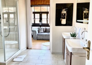 Bañera, secador de pelo, toallas y jabón