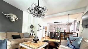Ein modernes Wohnzimmer mit einer Couch, einem Couchtisch und Dekorationselementen.