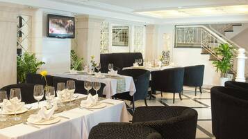 Se sirven desayunos, comidas, cenas y cocina vietnamita