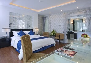 King double room with city view | Egyptian cotton sheets, premium bedding, pillow-top beds, minibar - Le Petit Princess Hotel & Spa (Hanoi)