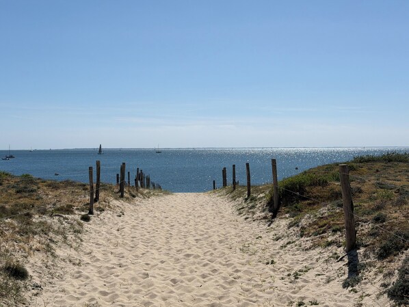 A sandy beach path leading to the sea with boats in the distance. - Cosy 2-room apartment, Parc du Fogeo, Arzon, walking distance to the beach (Arzon)