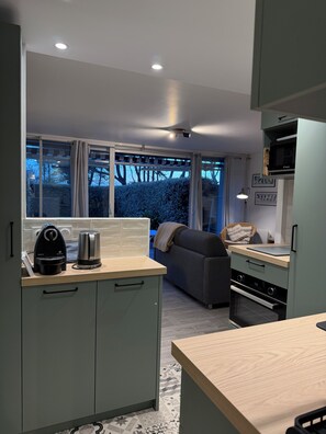 Jääkaappi, mikroaaltouuni, uuni, liesi