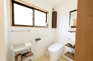 Un bagno compatto con il water, un lavandino e una finestra.