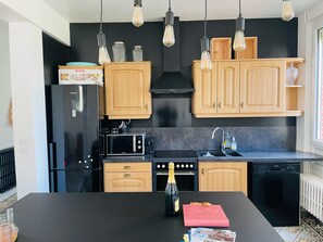 Réfrigérateur, four à micro-ondes, un four, surface de cuisson