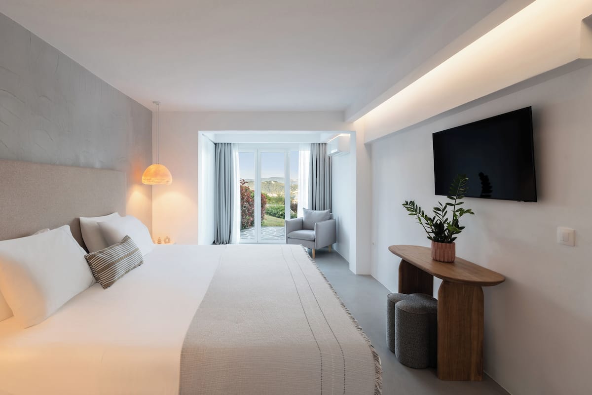 Queen Suite Sea View | 1 slaapkamer, een kluis op de kamer, verduisterende gordijnen