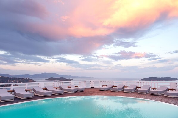 Una piscina al aire libre de temporada