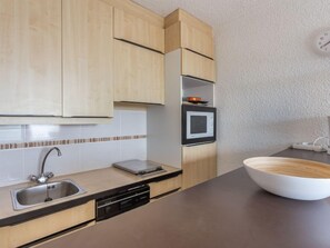 Kühlschrank, Mikrowelle, Geschirrspüler, Toaster
