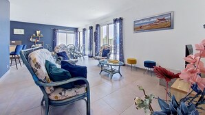 Un vaste espace de vie comprenant une table à manger, des chaises et un canapé.