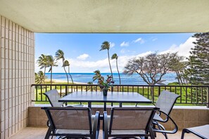 Outdoor dining - Maui Oceanfront Condo w/ Beach Access & Lanai - Koa Lagoon 406 (Kihei)