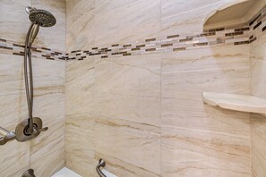 Shower, hair dryer, towels - Maui Oceanfront Condo w/ Beach Access & Lanai - Koa Lagoon 406 (Kihei)