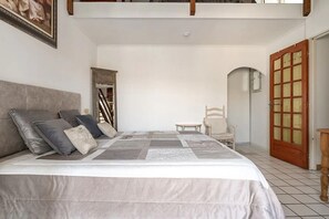 3 bedrooms, desk, iron/ironing board, free WiFi