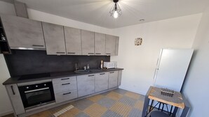 Kjøleskap og oppvaskmaskin