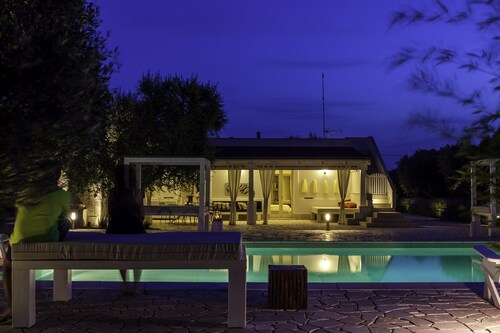 Luxury Villa with private pool, stunning garden, perfect for Families/Kids