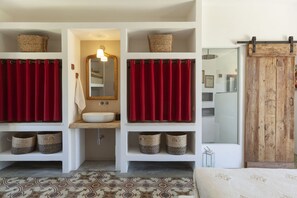 5 bedrooms, desk, iron/ironing board, travel crib