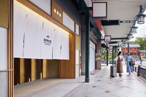 A hotel entrance with a sign reading "OM05 Hasfina Resort Kaga Gun." - OMO5 Kyoto Gion by Hoshino Resorts (Kyoto)