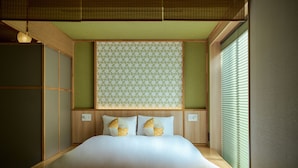 Un dormitorio tradicional japonés con suelo de tatami, una cama de madera baja y paneles shoji.