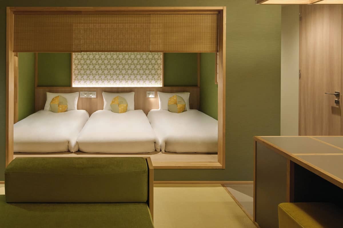 Habitación triple, no fumadores, cocina | Caja fuerte, cortinas opacas, wifi gratis y ropa de cama