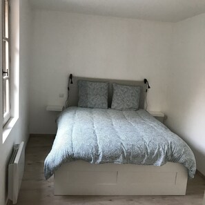 3 bedrooms, iron/ironing board, travel crib, WiFi