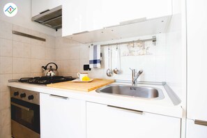 Frigorifero, microonde, forno, piano cottura