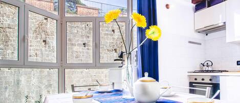 Een koelkast, een microgolfoven, een oven, een kookplaat