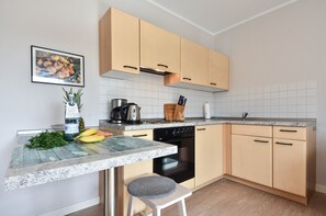 Køleskab, ovn, kogeplade, kaffe-/temaskine