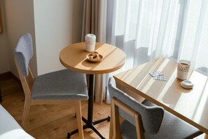 Habitación, no fumadores (Queen Room / Shower booth) | Caja fuerte, cortinas opacas, wifi gratis y ropa de cama