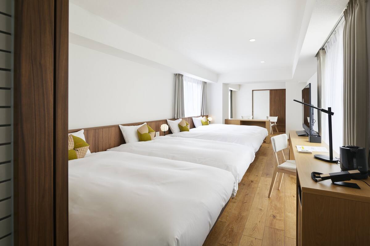 Kamar Quadruple Superior | Brankas, tirai kedap cahaya, Wi-Fi gratis, dan seprai linen