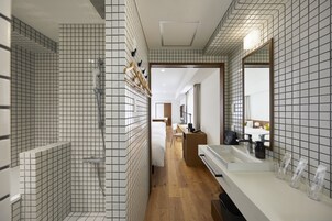 Quarto quádruplo superior | Banheiro | Produtos de toalete de grife, secador de cabelo, chinelos 