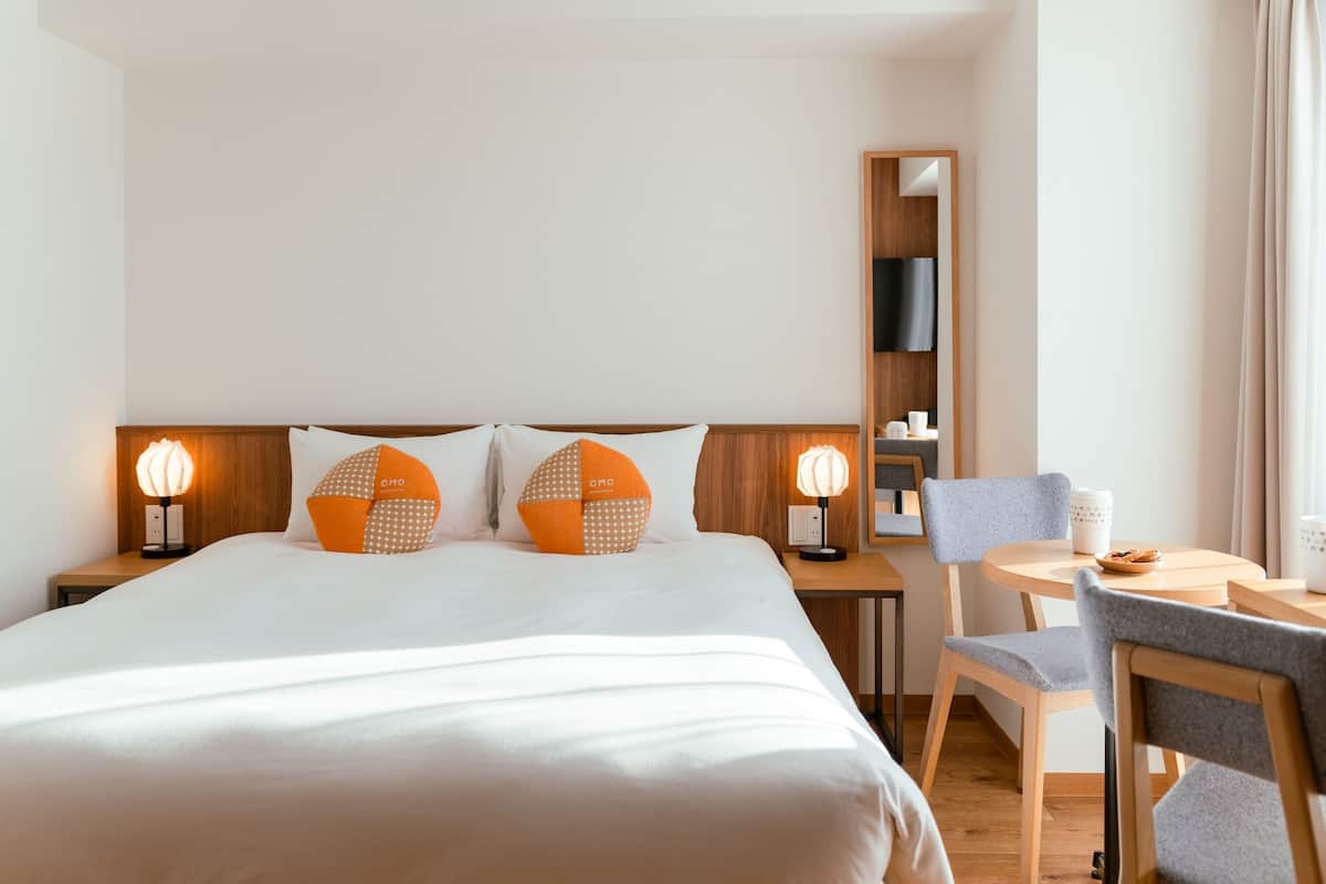 Kamar Double, 1 Tempat Tidur Queen, Bebas Asap Rokok, bathtub | Brankas, tirai kedap cahaya, Wi-Fi gratis, dan seprai linen