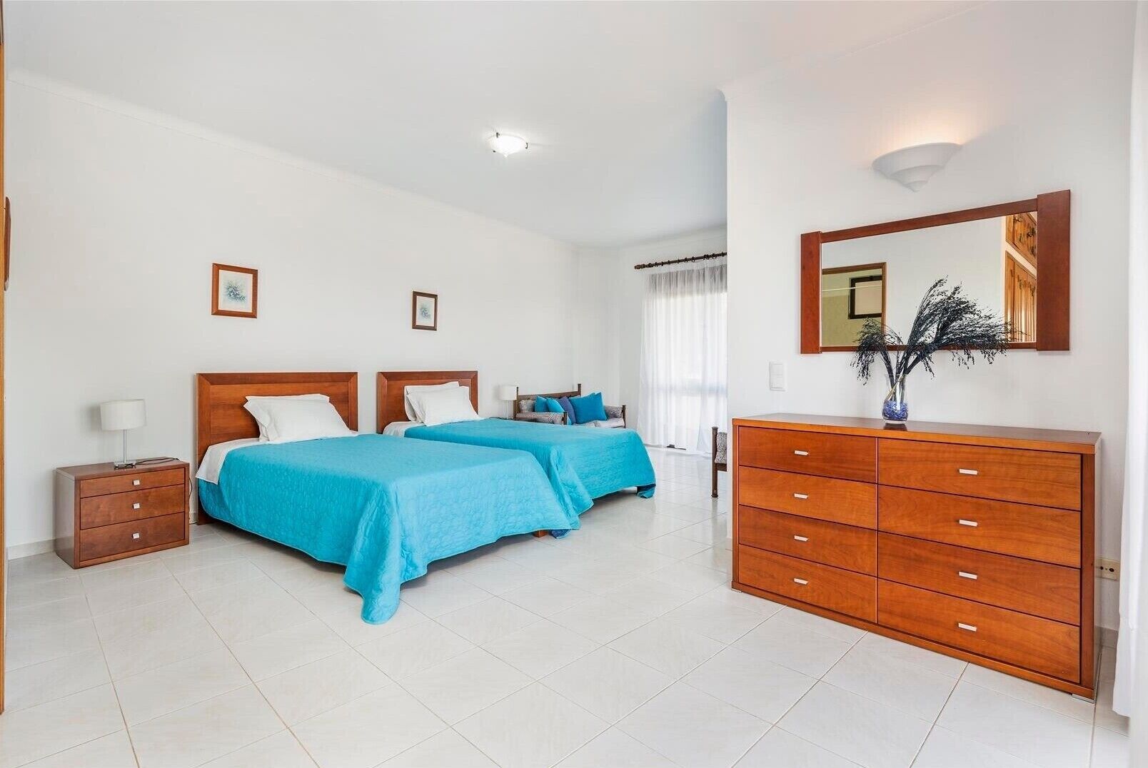 3 slaapkamers, een strijkplank/strijkijzer, gratis wifi, beddengoed