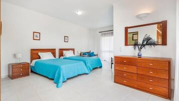 3 slaapkamers, een strijkplank/strijkijzer, gratis wifi, beddengoed